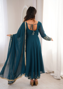 Accesorios de Vestimenta, Ropa Étnica, Otras Prendas Regionales, Kurti con Lentejuelas y Georgette, Pantalón Bordado, Dupatta con Bordes Dorados (HTU 66) - Product Image 5