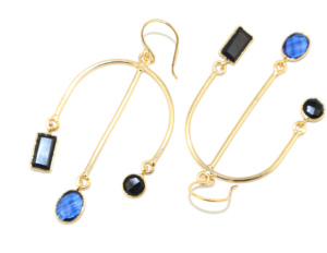 Boucles d'oreilles pendantes classiques et élégantes en laiton plaqué or 18 carats avec saphir bleu, quartz hydro et design à trois fils de forme fantaisie - Product Image 2