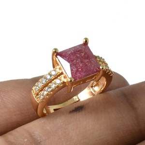 Bague ajustable plaquée or 22 carats avec rubis et zirconiums cubiques, bague de cocktail, bijou de mariage et de fiançailles traditionnel - Product Image 2