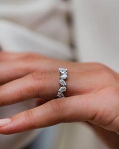 Anillo de eternidad con diamantes cultivados en laboratorio de corte pera norte-sur de 2.00 TCW, certificado por IGI - Product Image 2