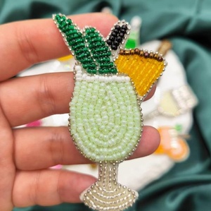 Llavero bordado a mano ecológico con diseño de ángel, broche bohemio con cuentas y bordado de hojas verdes - Product Image 1