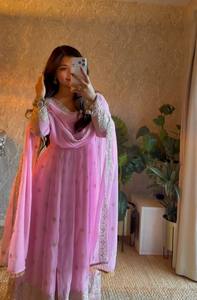 Nuevo Vestido Largo Anarkali para Festivales, con Dupatta, Tela Georgette, Borde Amarillo, Manga Regular - Product Image 4