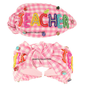 Diadema hecha a mano con nudo a cuadros en blanco y negro, con parche floral de cuentas y diseño de lápiz labial color café, accesorio elegante para el cabello de mujer - Product Image 4
