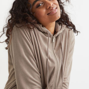 Hoodies pour femmes tendance, de bonne qualité, en tissu, à manches longues, en vente. - Product Image 2