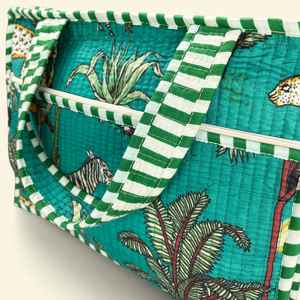 Sac fourre-tout de luxe en coton à imprimé jungle turquoise pour femme, avec fermeture éclair, poignée d'épaule et passepoil contrastant, sac maître de collection pour la plage et les stations balnéaires - Product Image 4