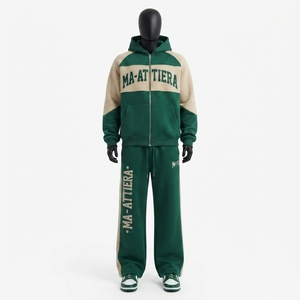 Conjunto Deportivo para Hombre con Capucha y Cremallera en Verde Oscuro y Crema, Sudadera con Estampado Gráfico y Pantalones Anchos - Product Image 3