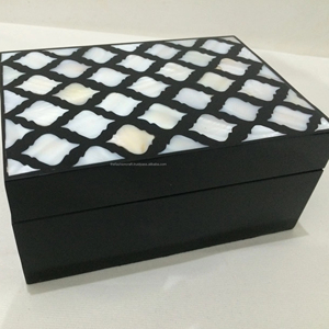 กล่องใส่เครื่องประดับทรงสี่เหลี่ยมผืนผ้าสีดำและสีขาว งานฝีมือแฟชั่นคุณภาพสูง ประดับด้วยเรซิ่นขัดเงา เหมาะสำหรับเป็นของขวัญและของตกแต่งบ้าน - Product Image 1