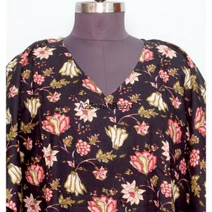 Vestido Maxi Bodycon con Cuello en V, Hecho a Mano, Ecológico, de Algodón, con Estampado Floral Indio, para Mamás, Uso Diario, Playa, o como Ropa de Dormir - Product Image 2