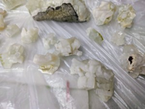 Apophyllite verte naturelle avec spécimen minéral de Stilbite, formation de géode irrégulière, décoration intérieure et collection, provenant du Maharashtra - Product Image 3
