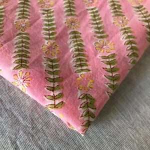 ผ้าฝ้ายพิมพ์ลายด้วยมือ – ลายดอกไม้สีชมพูอ่อนและลายใบไม้แนวทแยง |   ผ้าฝ้ายอินเดียขายส่ง - Product Image 1