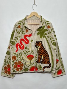 Collection exclusive : Veste en velours Suzani brodée à la main, motif Tigre Serpent Beige, style Bohème Floral, pour femme - Product Image 1