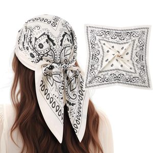 Foulard en satin effet soie pour cheveux, idéal pour dormir et voyager, personnalisable en gros (OEM) - Product Image 1