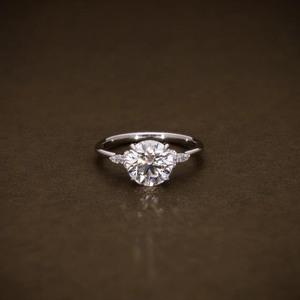 แหวนหมั้นเพชรทรงกลมเจียระไนแบบบริลเลียนท์ที่ได้รับการรับรองจาก IGI ประดับด้วยเพชรทรงกลมและทรงมาร์คีส์ด้านข้าง ตัวเรือนทองคำแท้สำหรับเจ้าสาว - Product Image 1