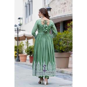 ชุดปักสีเขียวประกายผู้หญิง - Product Image 2