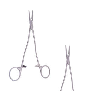 Portaagujas Quirúrgico Manual de Acero Inoxidable de Alta Calidad con Mordaza Cruzada Serrada de 133 mm, Instrumento Quirúrgico con Certificación CE, Hecho en Pakistán - Product Image 1