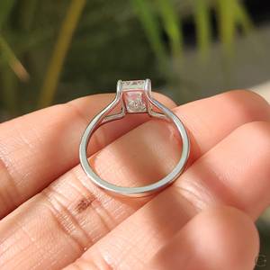 Bague de fiançailles classique en or massif 14 carats avec diamant de laboratoire taille émeraude de 2,50 carats, solitaire à queue fendue, cadeau de mariage - Product Image 4