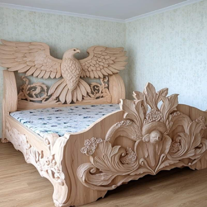 Lit capitonné en cuir tanné luxueux avec des bordures en bois sculpté en profondeur et des motifs floraux. Disponible aux prix de gros. - Product Image 6