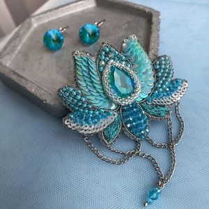 Hermoso Broche Decorativo Hecho a Mano con Cuentas y Bordado Detallado para Bufandas, Sombreros y Prendas Exteriores - Product Image 1