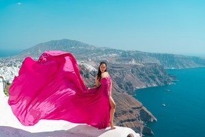Vestido largo de satén fluido de color magenta vibrante para mujer, ideal para sesiones de fotos de vacaciones en Santorini, Grecia. - Product Image 2