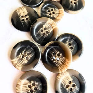 Botón de cuerno de buey negro personalizado con sombra blanca natural Accesorios de moda de lujo Ágata - Product Image 4