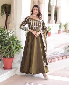 Robes Anarkali pour femmes, dernières tendances, en soie Vichitra NC, richement ornées de paillettes et de broderies Zari, pour mariage. - Product Image 1
