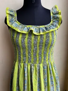 Robe longue d'été vintage à imprimé floral 100 % coton, sans manches, brodée à la main, taille naturelle, longueur maxi, devant - Product Image 5