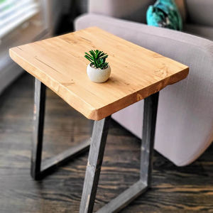 Mesa Auxiliar Moderna de Madera Sólida con Acabado Natural y Patas Metálicas para Decoración de Interiores Contemporáneos - Product Image 1