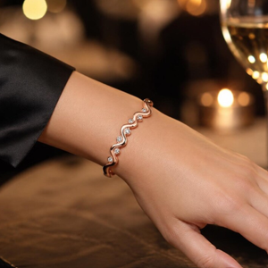 Brazalete de Metal Hecho a Mano de Lujo, Diseño Ondulado Exquisito, Ajustable, Regalo Promocional Novedoso - Product Image 3