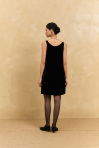 Robe mini en velours rayé pour femme, col bateau, manches classiques, coupe ample et décontractée, style minimaliste respirant, fabriquée en Vie - Product Image 6
