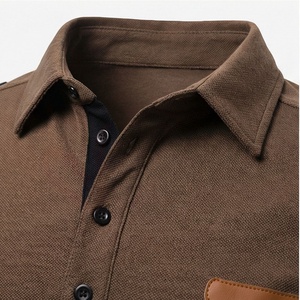 Polo à manches courtes marron pour homme avec poche poitrine et boutons aux épaules, design uni tissé décontracté - Product Image 4