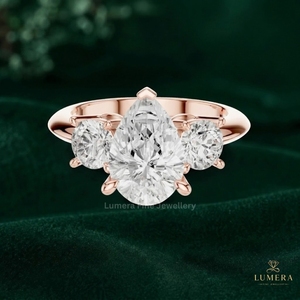Bague à trois pierres en diamant de forme poire cultivé en laboratoire, avec pierres latérales rondes, en or massif, bague unique pour votre petite amie - Product Image 2
