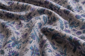 Tissu Popeline 100% Coton Imprimé Floral Bleu Violet Écologique Léger et Doux pour Robe Fille, Kurti, Vêtement Tendance - Product Image 2