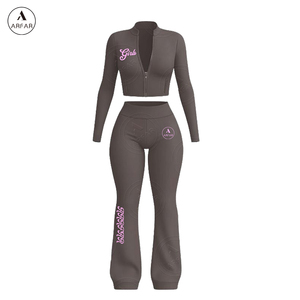 Conjunto de leggings y top corto de manga larga negro para mujer, ropa deportiva transpirable, estampado sin costuras, cintura en V, pierna acampanada, logo frontal - Product Image 3