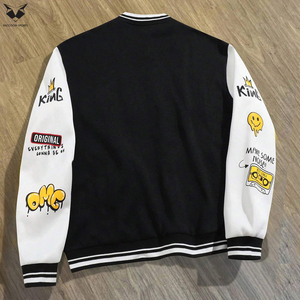 Veste bomber pour homme en cuir PU noir avec imprimé patchwork de lettres graffiti, design tendance, streetwear, veste de baseball - Product Image 2