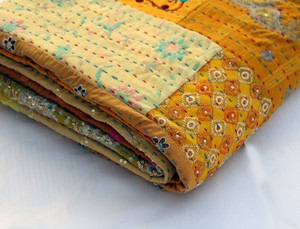 Couvre-lit indien vintage jaune en patchwork Kantha, brodé à la main - Product Image 2