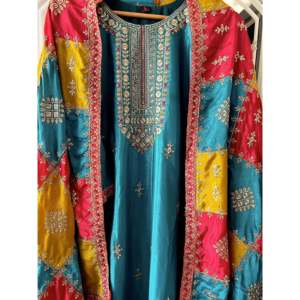 Hermoso Conjunto Bohemio de Satén (Top y Pantalón) con Elegante Dupatta para Fiestas - Product Image 2