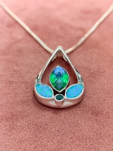 Colgante de Ópalo con Cadena y Cuarzo Arcoíris Celestial, Elegante Collar de Piedras Preciosas de Cristal, Regalo de Joyería para Mujer, Diseño Único - Product Image 3