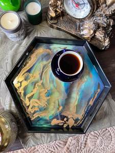 Bandeja de Servir de Madera Hecha a Mano con Resina Epoxi y Patrón de Humo Dorado - Product Image 2