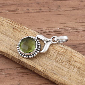 จี้เพอริดอตธรรมชาติวินเทจขายส่ง เงินแท้ 925 ชุบแพลตตินัม พลอยสีเขียว ราคาส่งจากโรงงานเครื่องประดับ - Product Image 1