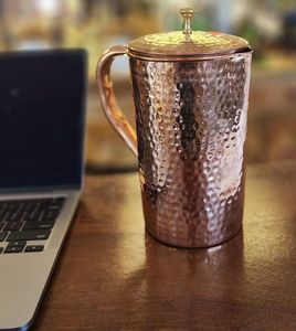Ensemble durable de carafe et de gobelets en cuivre, vaisselle en métal pour servir de l'eau ou du jus, réutilisable pour la cuisine, la salle à manger ou le bar. - Product Image 6