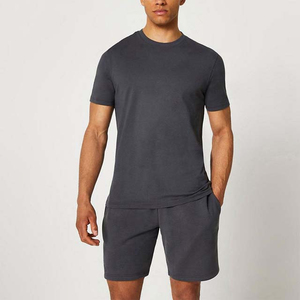 Ensemble T-shirt et short de sport respirant gris foncé pour homme, élégant, confortable et personnalisé, style urbain, avec design - Product Image 6
