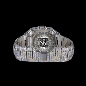 Montre en or rose entièrement sertie de diamants de haute qualité, mouvement à quartz de précision, idéale pour les sorties nocturnes festives, disponible à la vente - Product Image 4