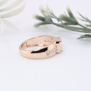 Anillo de Hombre Clásico de Oro Rosa con Diamante Cultivado en Laboratorio, Corte Princesa, Engaste Solitario en Bisel, Anillo de Boda, Joyería Fina - Product Image 4