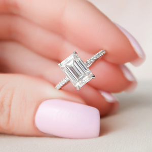 Bague de mariage en diamant taille émeraude, or blanc, sertissage à griffes, bande pavée, bijoux fins classiques pour femme - Product Image 4