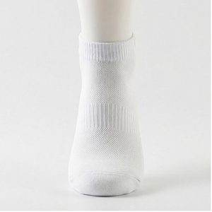 Chaussettes courtes blanches 100% coton respirantes fines tricotées couleur unie pour adultes usage quotidien décontracté saison estivale - Product Image 1