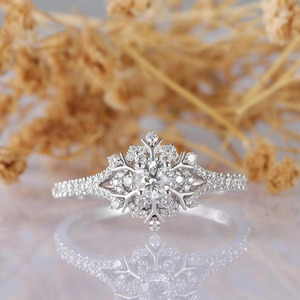 แหวนหมั้นเพชรแล็บโกรว์รูปเกล็ดหิมะลายดอกไม้ทองคำขาว 14K - Product Image 1