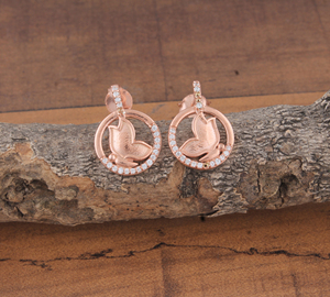 Boucles d'oreilles fantaisie plaquées or rose, design de créateur, en zircone cubique de luxe 925, forme unique, bijoux de mode pour femmes, vente en gros - Product Image 3