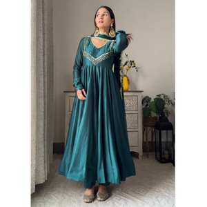 ชุดสูทอนาร์คาลีสีเขียวอมเขียวและชุดเสื้อผ้ามุสลิมแบบดั้งเดิมมีรายละเอียดที่ซับซ้อน - Product Image 3