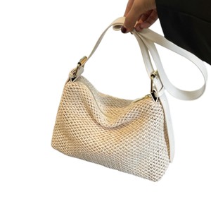 Diffusez une élégance moderne avec ce sac chic en fil naturel, doté d'un design tissé structuré et d'une bandoulière en cuir réglable. - Product Image 1
