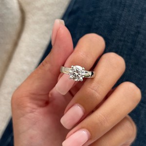 Bague de fiançailles en diamant de laboratoire rond de 2 carats E VVS2, bague solitaire confortable de 4 mm, or blanc 14 carats, certifiée IGI - Product Image 6